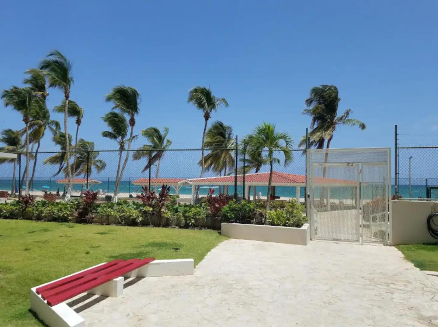 Family Beach Getaway- Isla Verde Paradise San Juan Exterior photo